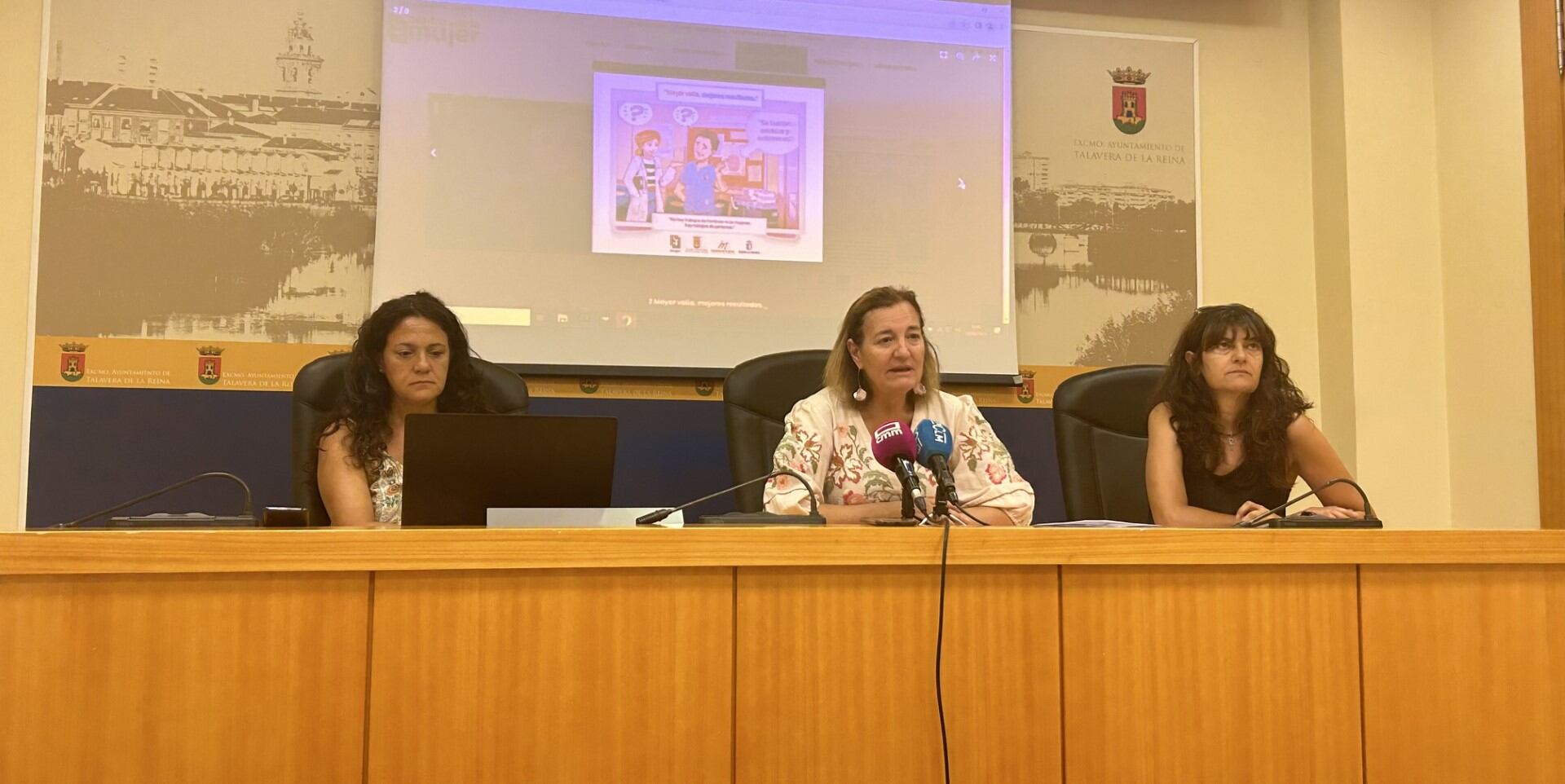 En medio, Josefina Blázquez, concejala de Asuntos Sociales, Discapacidad, Familia e Infancia; a los lados las técnicas del Centro de la mujer:  Eva Jiménez y Mercedes Moreno.