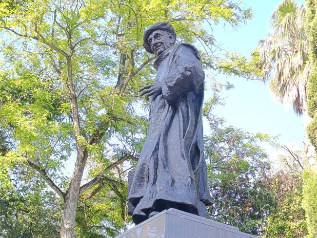 Monumento al Hermano Adrián en el Hospital San Juan Grande