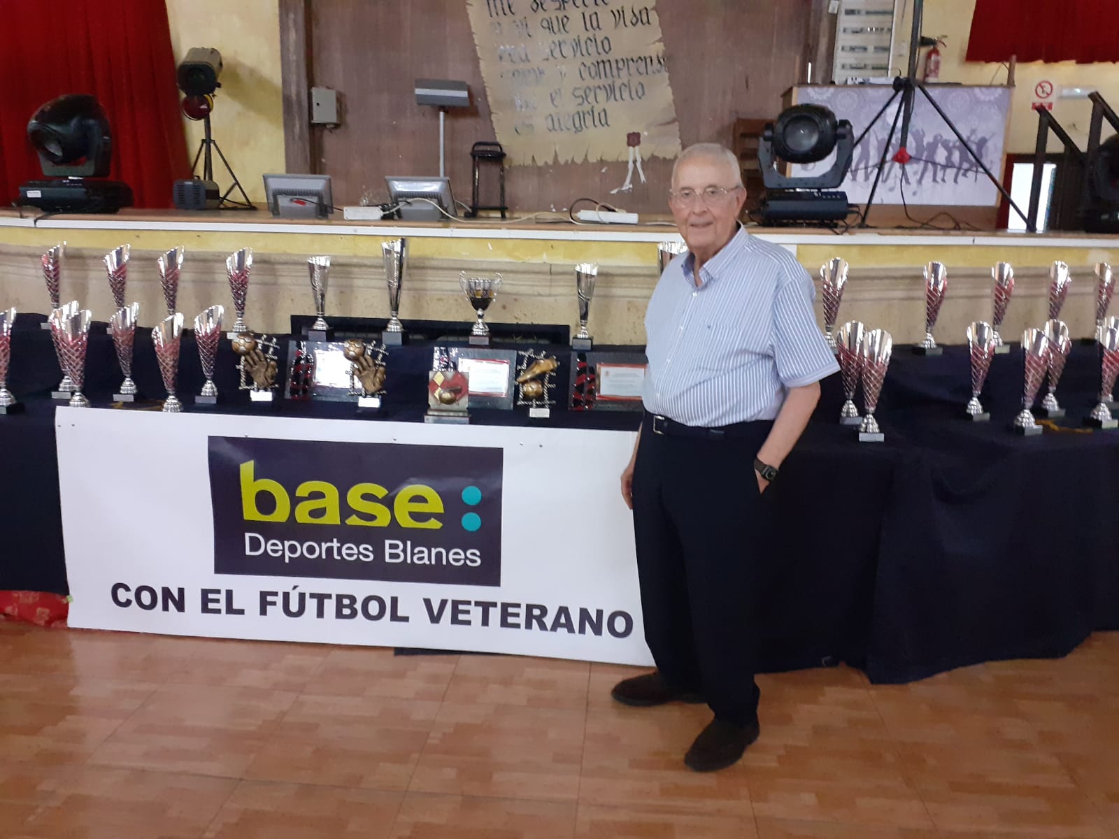 Guillermo Blanes con los trofeos del torneo que lleva su nombre.