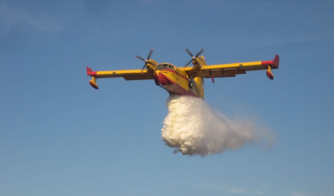 Un avión anfibio realiza una descarga durante un incendio