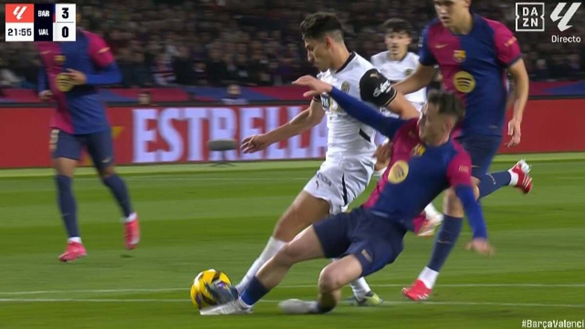 ¿Era penalti de Casadó a Almeida? Iturralde González resuelve la polémica del Barça-Valencia