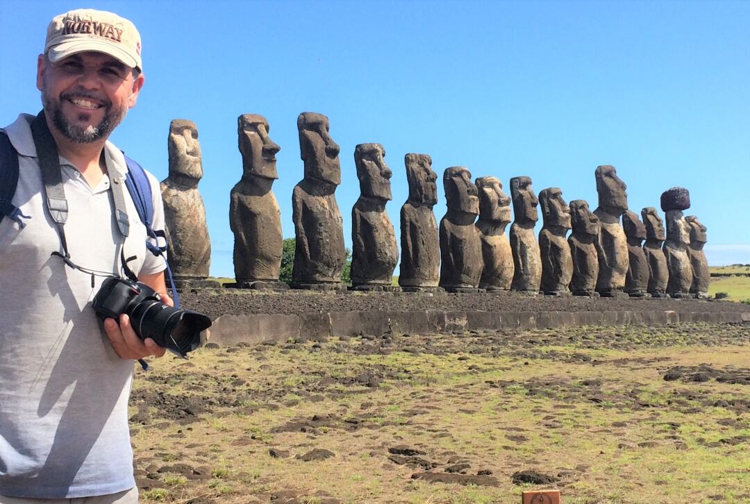 Mario Lorenzo junto a los moai. Seña de identidad de la Isla de Pascua