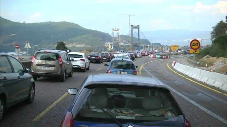 Imagen de retenciones en el acceso al Puente de Rande en Vigo