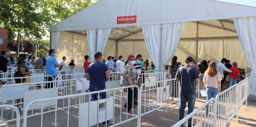 Personas esperando en la carpa de incidencias del test masivo de Torrejón de Ardoz