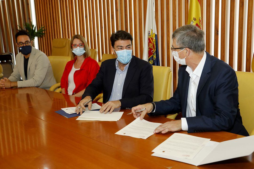 El conseller Climent y el alcalde Barcala durante la firma del convenio