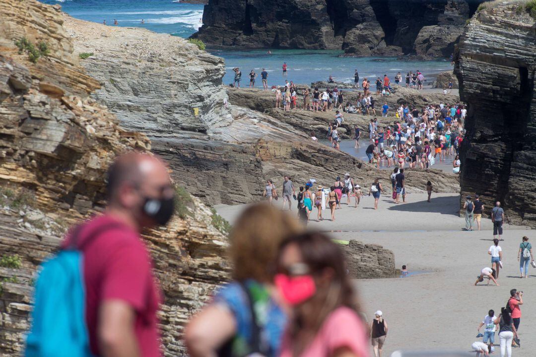 Turistas pasean por la playa de Las Catedrales, a 15 de agosto de 2021, en Ribadeo, Lugo, Galicia (España).