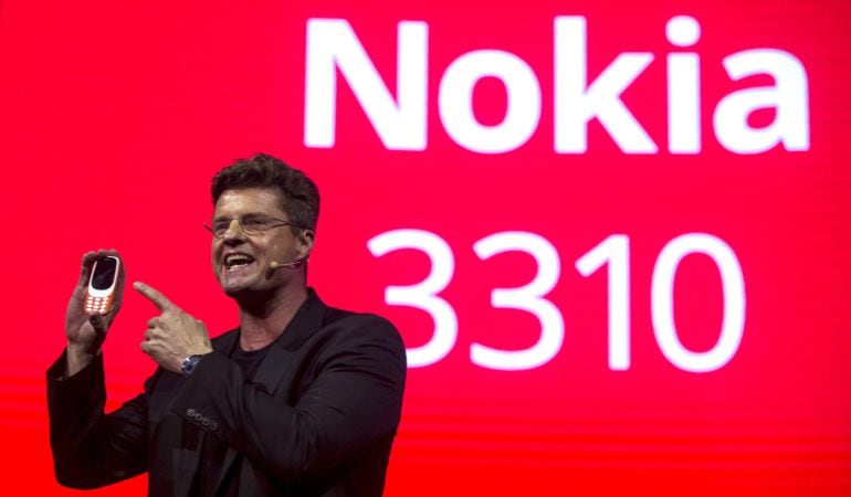 El CEO de HMD Global, Arto Nummela, habla de las especificaciones del nuevo modelo Nokia 3310 durante la presentación de las novedades de la marca, en la jornada previa a la inauguración de MWC 2017.