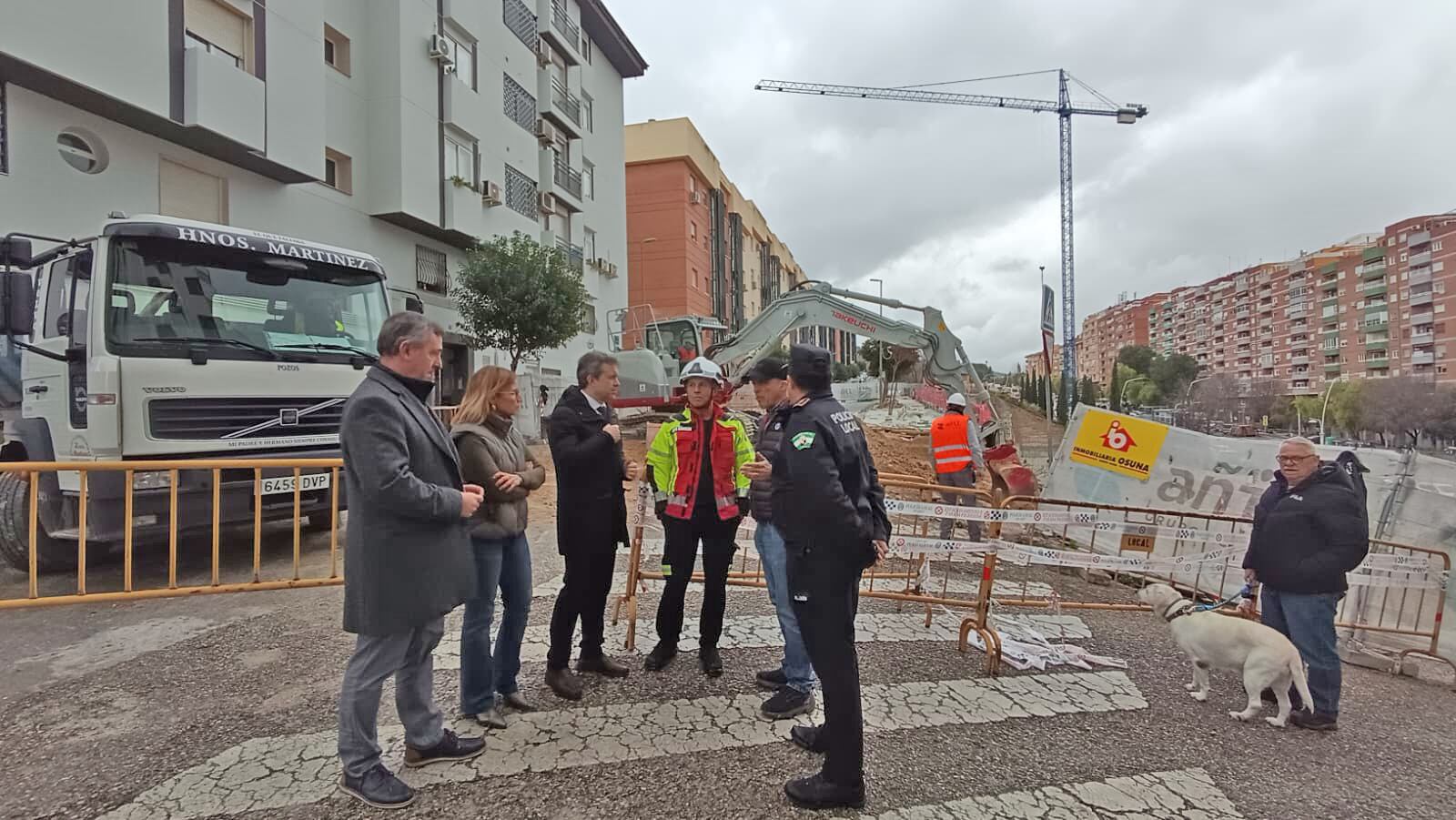 El alcalde de Jaén, Julio Millán (tercero por la izqda) junto a concejales y técnicos municipales en la calle Unicef.