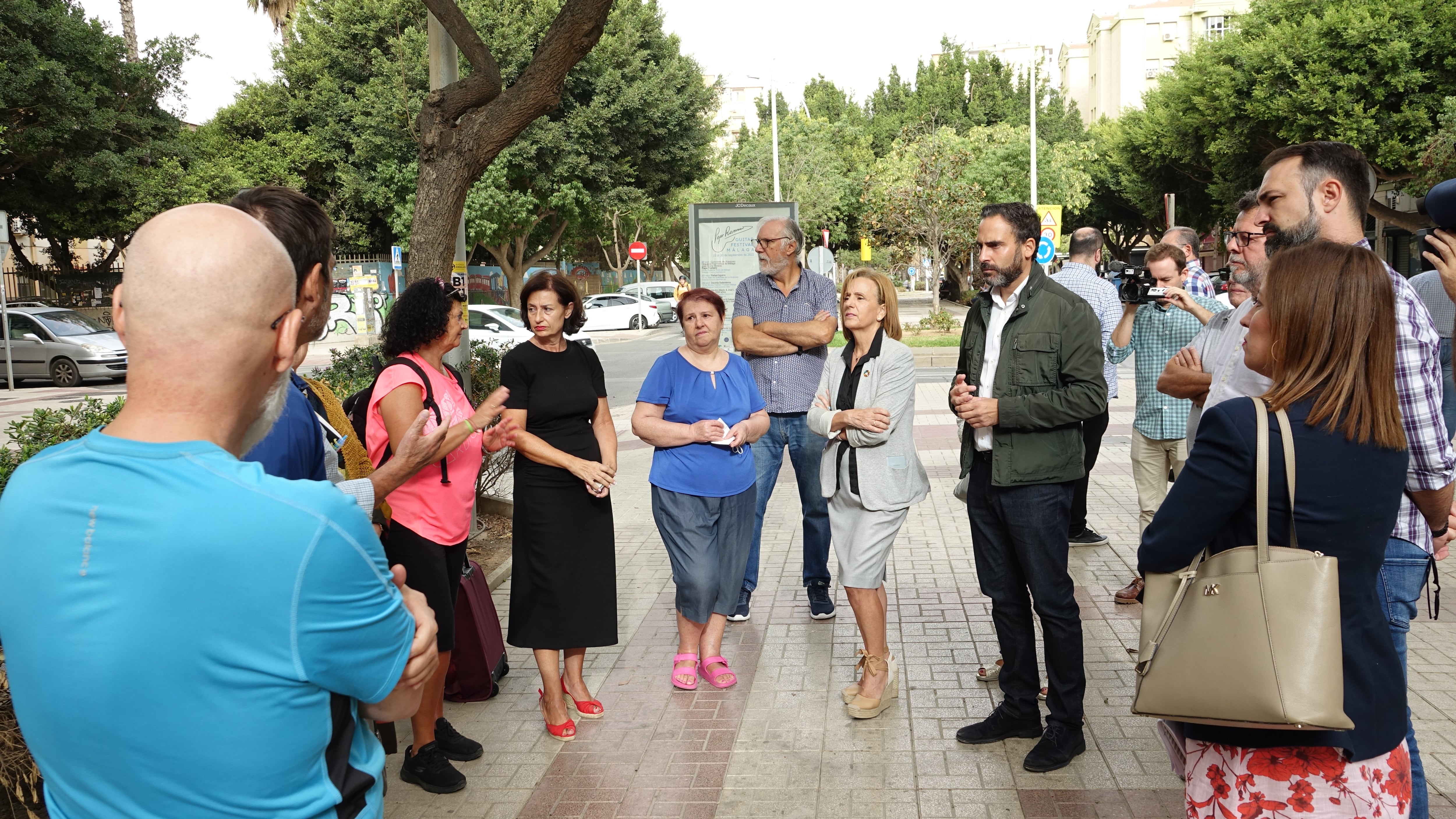 El PSOE con vecinos de Huelin (archivo)