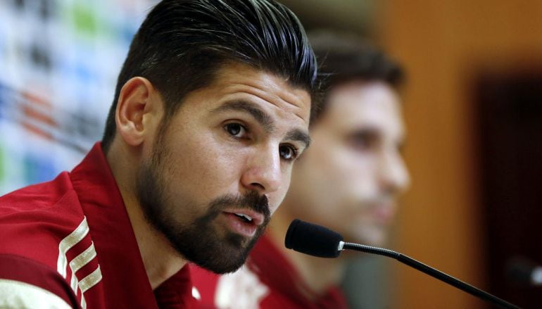 Nolito, en rueda de prensa junto a Etxeita