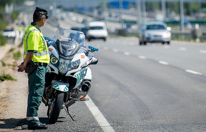 Los agentes de la Guardia Civil de Tráfico comparten con la Policía Foral la vigilancia de las carreteras navarras