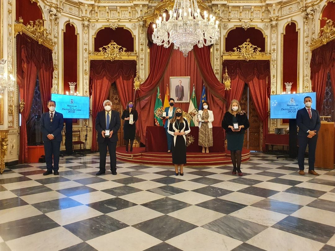 Los premiados con las medallas de la provincia junto con la presidenta de la Diputación de Cádiz, Irene García, y los dos vicepresidentes del ente provincial, José María Román y Mario Fernández