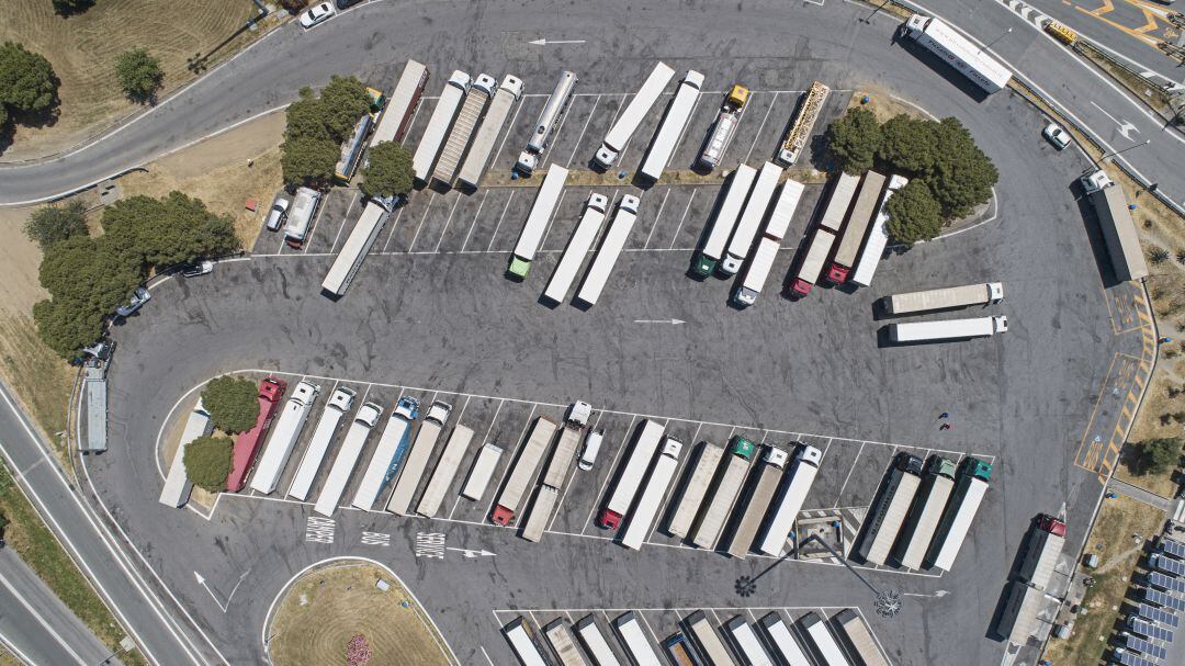 Camiones aparcados en un área de servicio. 