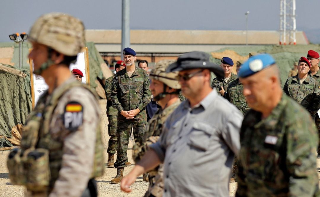 El rey Felipe VI (centro), observa el desarrollo de uno de los supuestos que la Policía Militar ha realizado este jueves en el ejercicio militar &quot;Ángel Guardián 19&quot;, que se desarrolla en la base Jaime I de Bétera (Valencia)