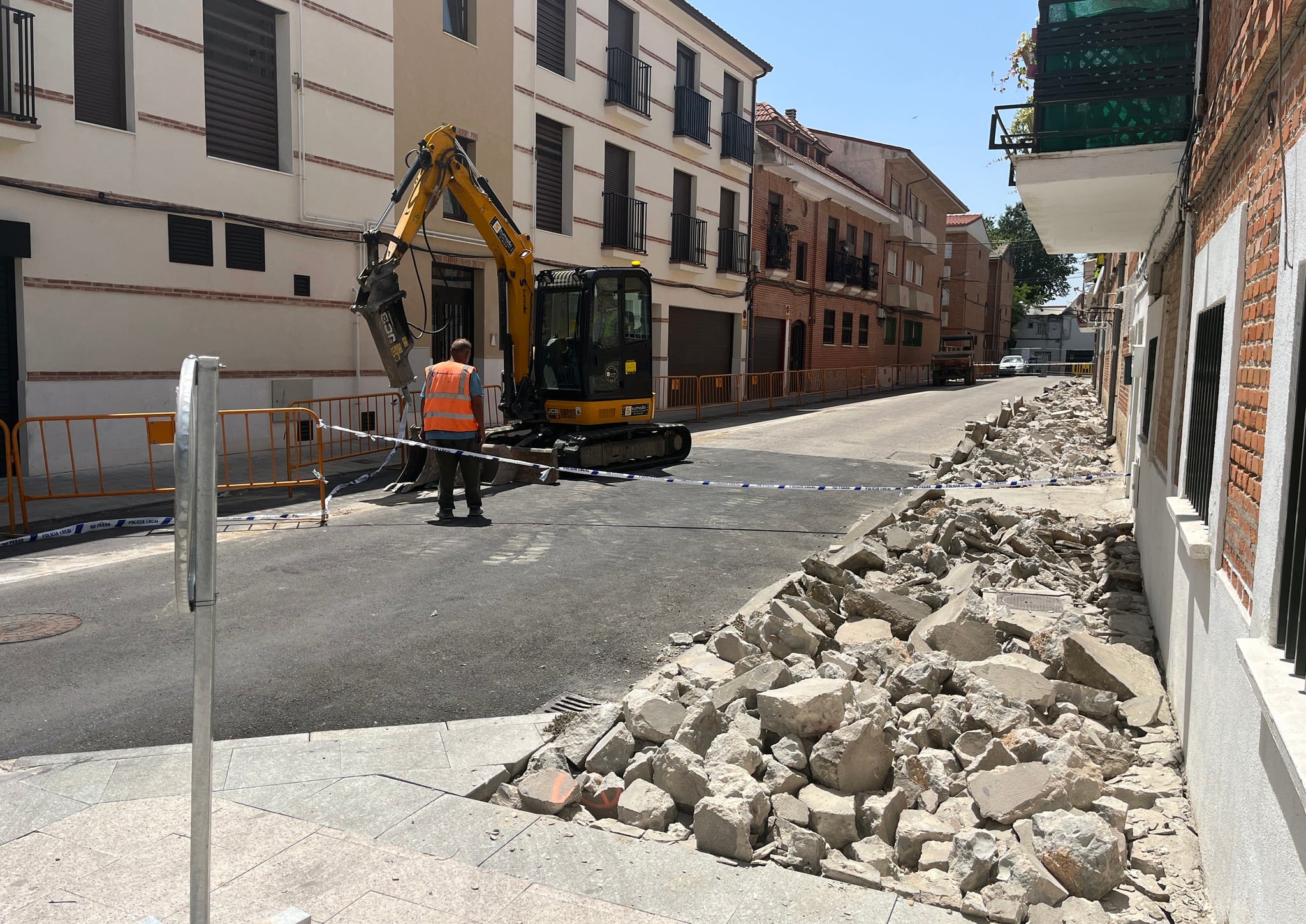 Los trabajos consisten en el levantado del pavimento para la ampliación de las aceras, dejando el tráfico vehicular y peatonal con una diferencia de nivel