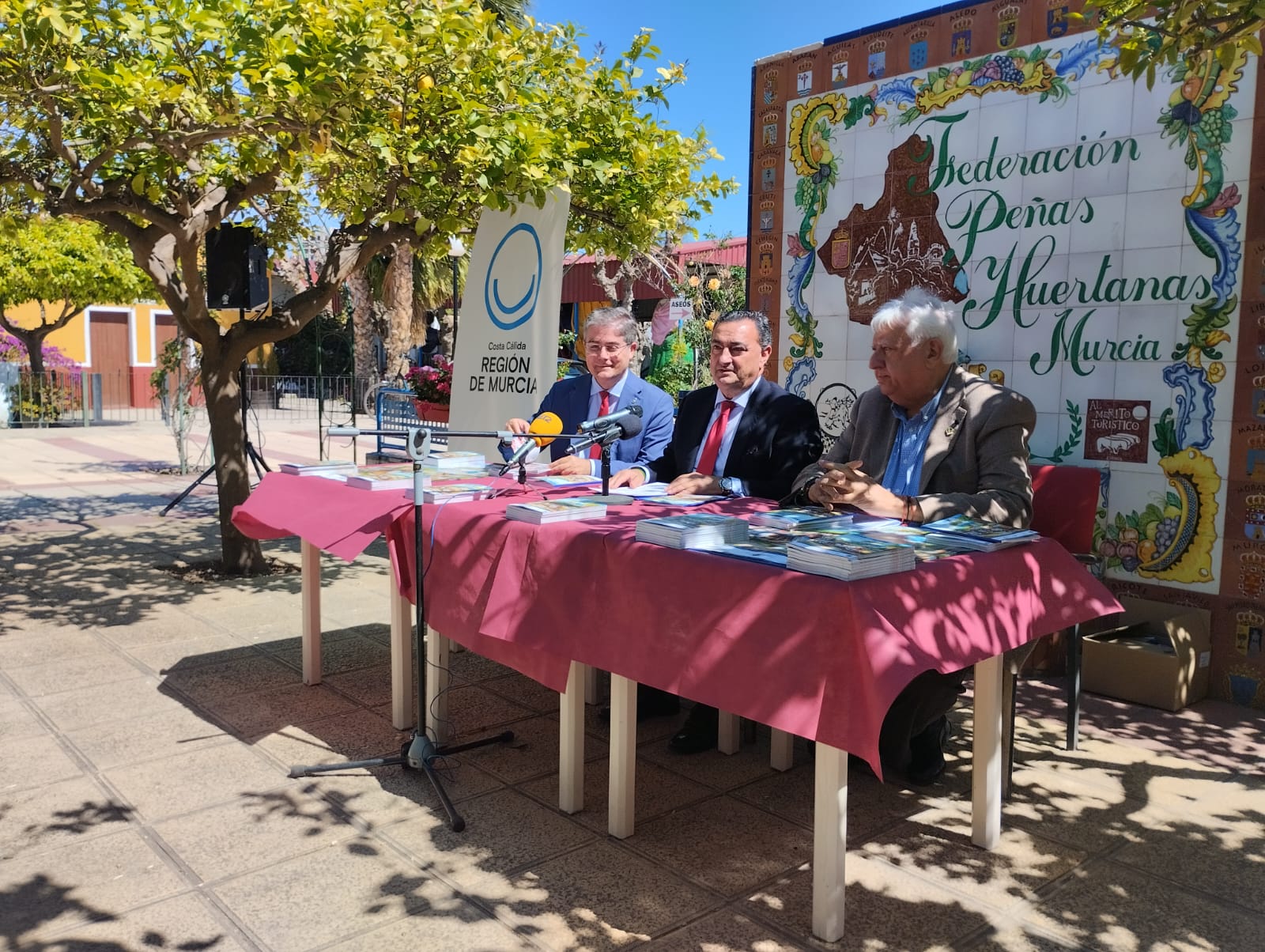 De izquierda a derecha: Jesús Pacheco, concejal de Turismo del Ayto. de Murcia; Domingo Camacho, director regional de la Cadena SER, y Juan García, presidente de la Federación de Peñas Huertanas, presentan la revista del &#039;Bando&#039;.