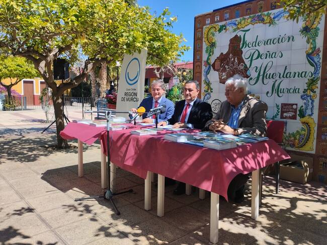 De izquierda a derecha: Jesús Pacheco, concejal de Turismo del Ayto. de Murcia; Domingo Camacho, director regional de la Cadena SER, y Juan García, presidente de la Federación de Peñas Huertanas, presentan la revista del 'Bando'.