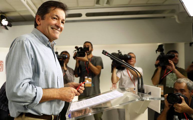 El presidente de la gestora del PSOE, Javier Fernández, durante la rueda de prensa que ha ofrecido hoy tras la reunión del Comité Federal del partido que ha acordado, con una amplia holgura, abstenerse en la segunda votación de investidura de Mariano Rajo