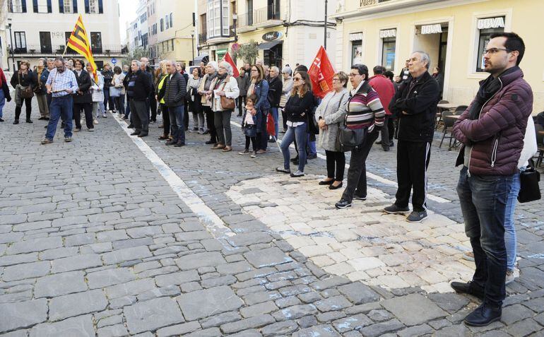 Apenas unas decenas de personas se movilizaron en Maó por una mejora de las pensiones.