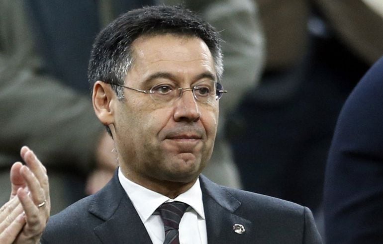 Barcelona's President Josep Maria Bartomeu attends their King's Cup semi-final first leg against Villarreal soccer match at Camp Nou stadium in Barcelona February 11, 2015. REUTERS/Albert Gea (SPAIN - Tags: SPORT SOCCER)