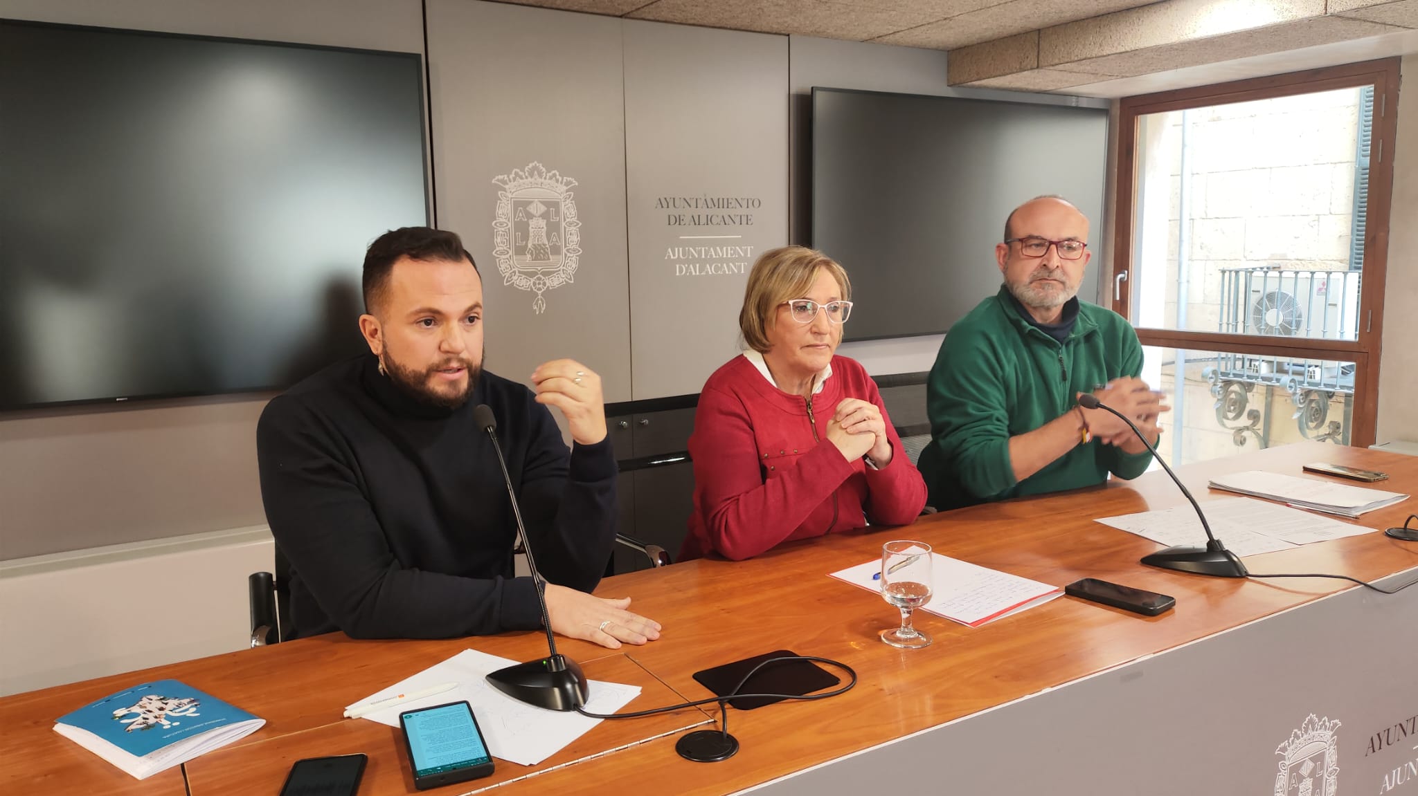 Imagen de archivo del portavoz de Compromís, Rafa Mas, la del PSOE, Ana Barceló, y el de EU-Podem, Manolo Copé, en la sala de prensa del Ayuntamiento de Alicante