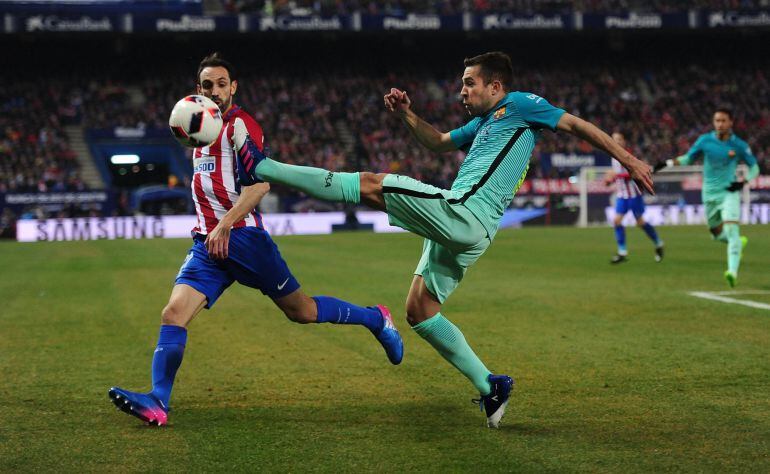 Jordi Alba despeja la pelota ante la presencia de Juanfran