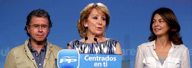 La presidenta de la Comunidad de Madrid y aspirante a la reelección por el Partido Popular, Esperanza Aguirre, acompañada apor Francisco Granados y Lucía Figar, durante la rueda de prensa, esta noche, en la sede del PP en Madrid, tras conocer los resultados electorales.