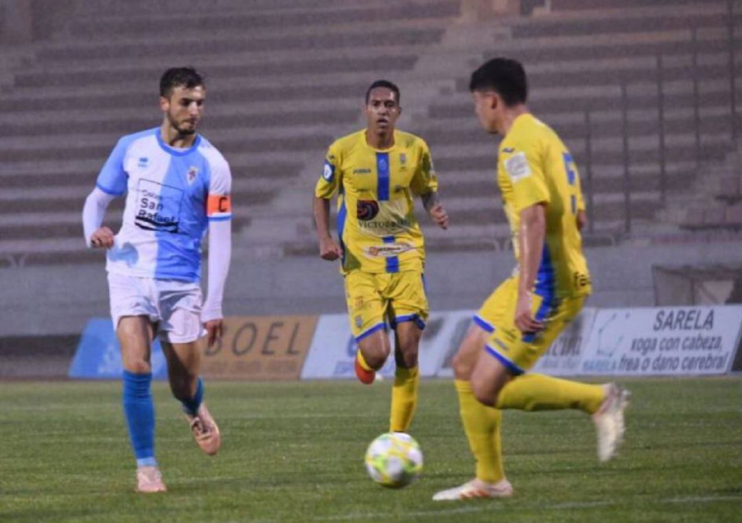 Steylor (centro) participó, entre otros encuentros, en el que la Arandino jugó en Copa RFEF ante el Compostela en el Estadio Vero Boquete de Santiago de Compostela.