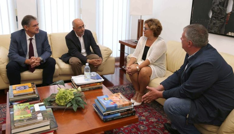 GRA180. LAS PALMAS DE GRAN CANARIA, 14/10/2015.- El presidente del Cabildo de Gran Canaria, Antonio Morales (2i), y sus consejeros de Hacienda y Cultura, Pedro Justo Brito (i) y Carlos Ruiz (d), se reunieron hoy con la presidenta de la Fundación Internacional Alfredo Kraus, Rosa Kraus (2d), para reactivar la entidad que lleva el nombre del desaparecido tenor. EFE/Elvira Urquijo A.