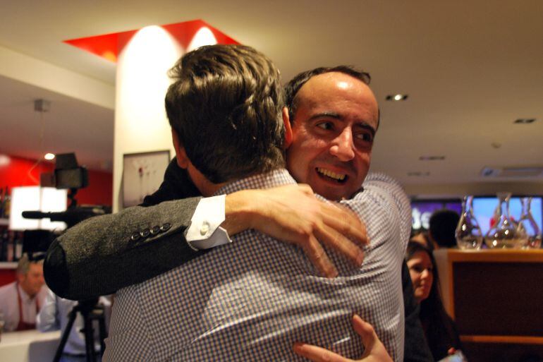 David Baró s'abraça a un membre de la candidatura en la celebració de l'àmplia victòria a la Massana.