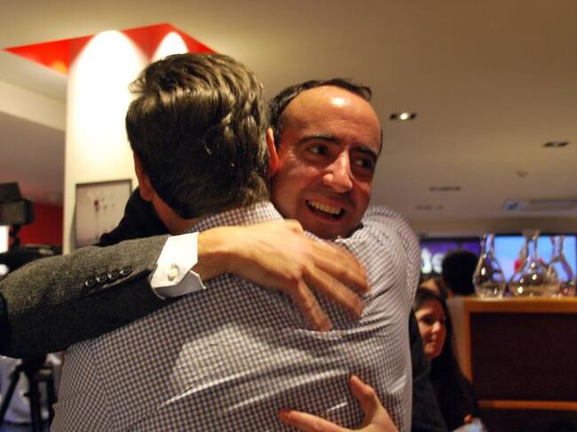 David Baró s'abraça a un membre de la candidatura en la celebració de l'àmplia victòria a la Massana.