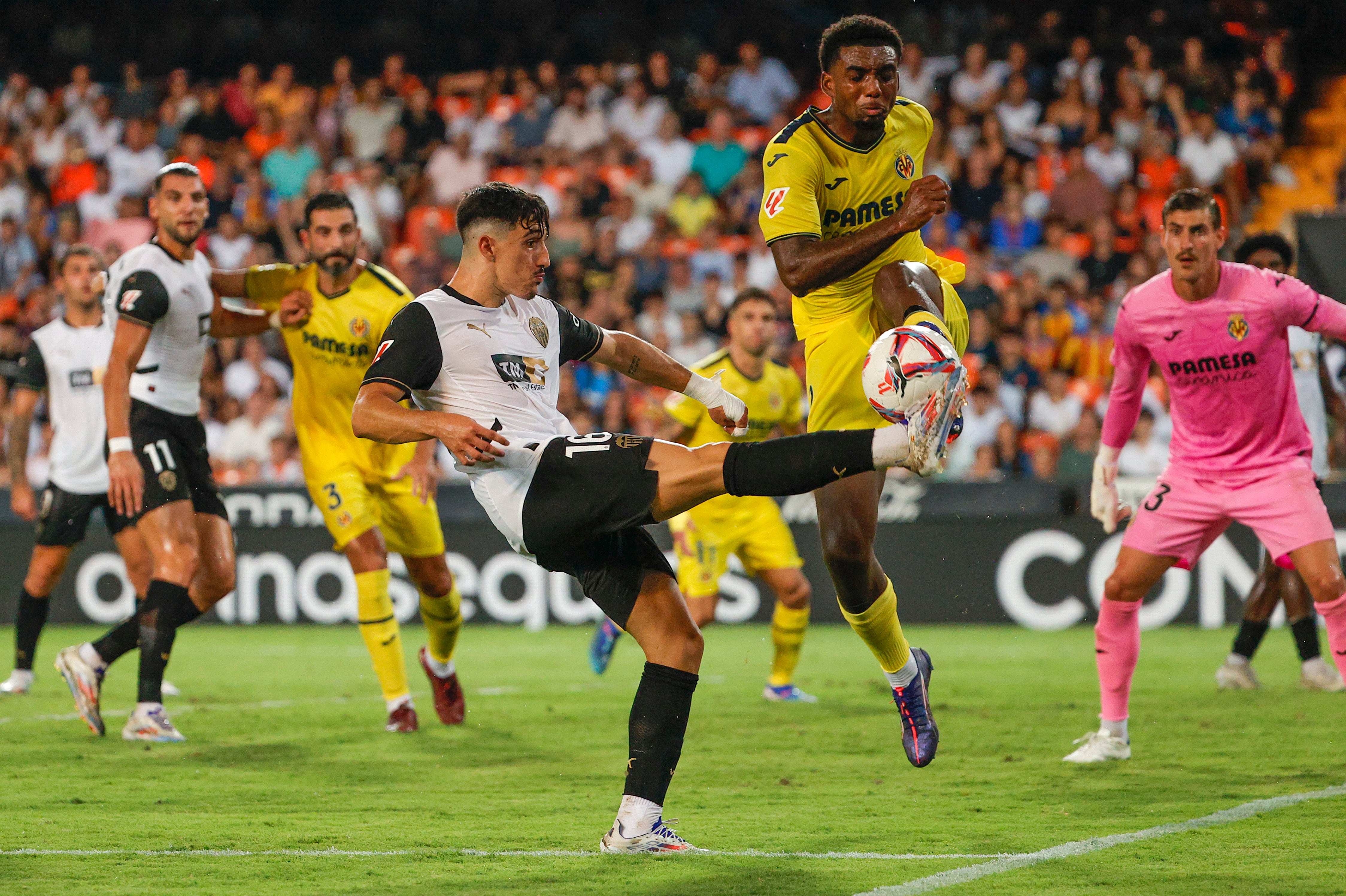 VALENCIA 31/08/2024.- El centrocampista del Valencia Diego López (i) intenta rematar ante Logan Costa, del Villarreal, durante el encuentro de la cuarta jornada de LaLiga entre el Valencia CF y el Villarreal, este sábado en el estadio de Mestalla, Valencia. EFE/ Manuel Bruque
