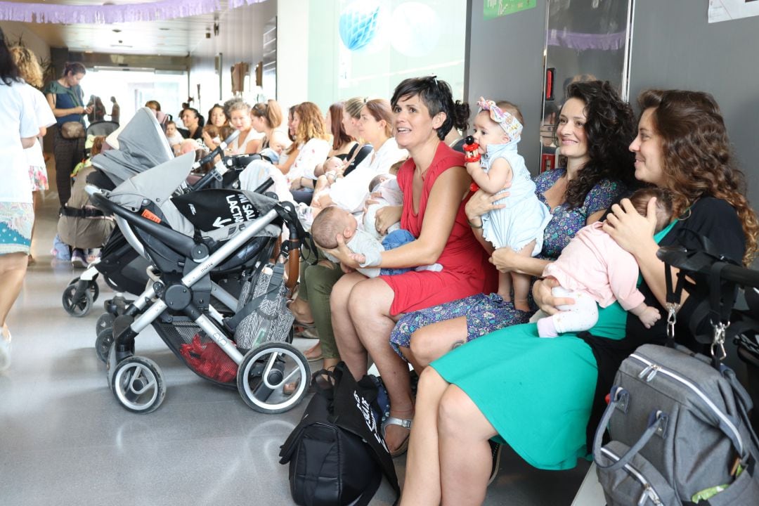 Imagen de algunas de las madres y los bebés que participaron en la jornada