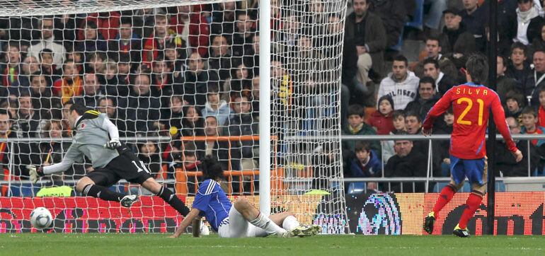 El delantero de la selección española de fútbol, David Silva, remata para conseguir su gol