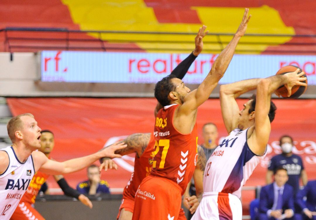 Sadiel Rojas punteando un tiro