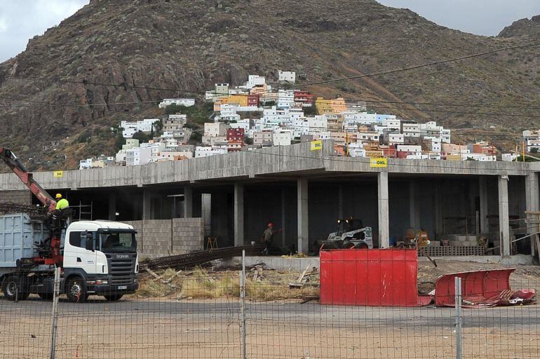 El edificio de aparcamientos se ubica en el frente de la playa de Las Teresitas. 