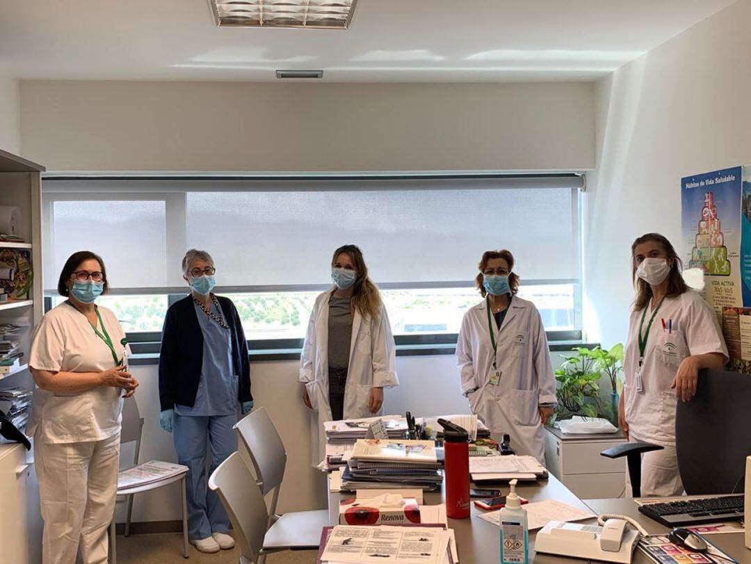 Parte del equipo de Enfermería del hospital San Cecilio de Granada encargado de informar telefónicamente varias veces al día a los familiares sobre la situación de los internos