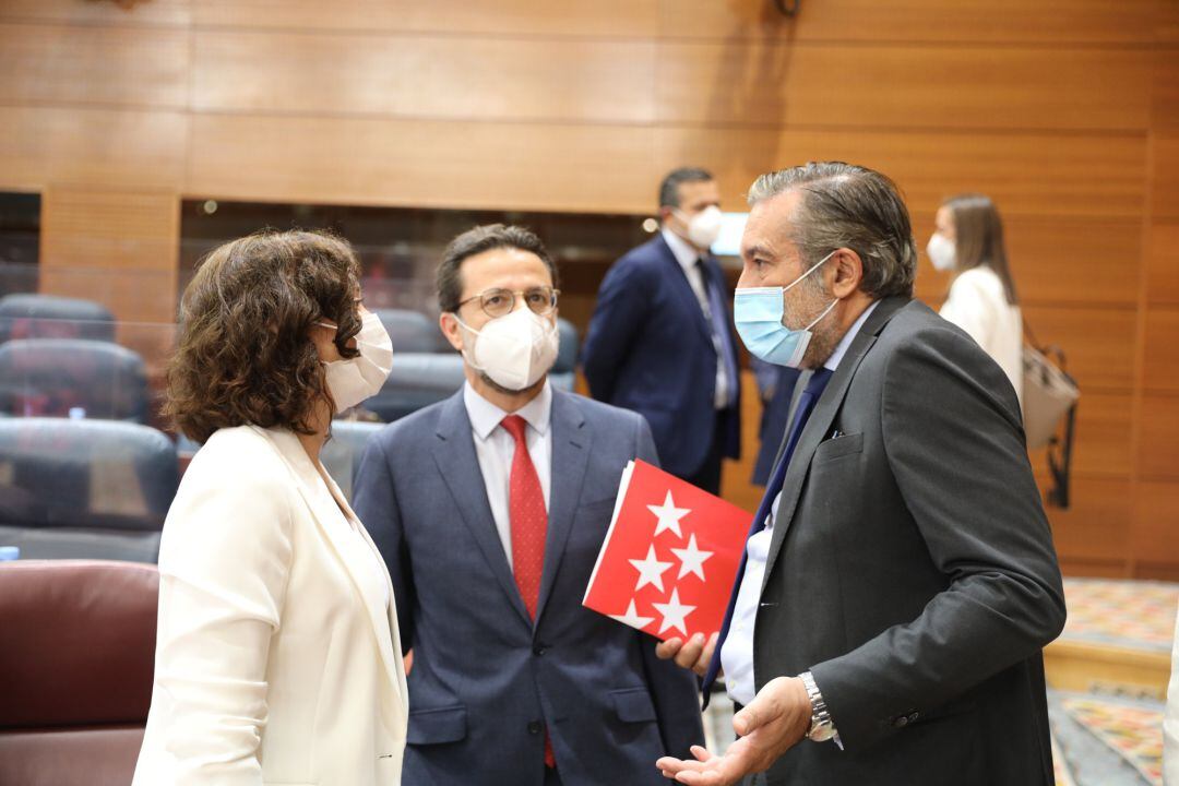 La presidenta de la Comunidad de Madrid, Isabel Díaz Ayuso, habla con el consejero de Hacienda y Función Pública, Javier Fernández-Lasquetty y el consejero de Justicia de la Comunidad de Madrid, Enrique López.