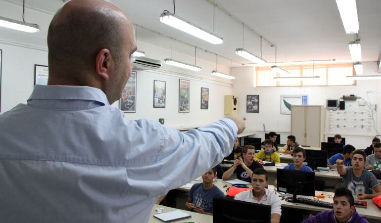 Professor davant els alumnes