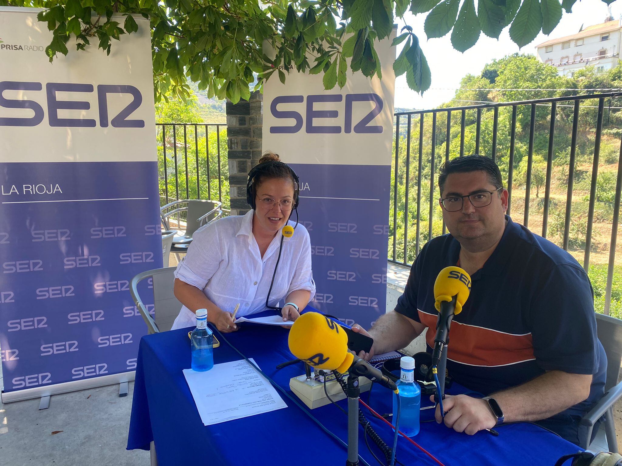 La periodista Estíbaliz Puy junto al alcalde de Torrecilla en Cameros, Sergio Martínez