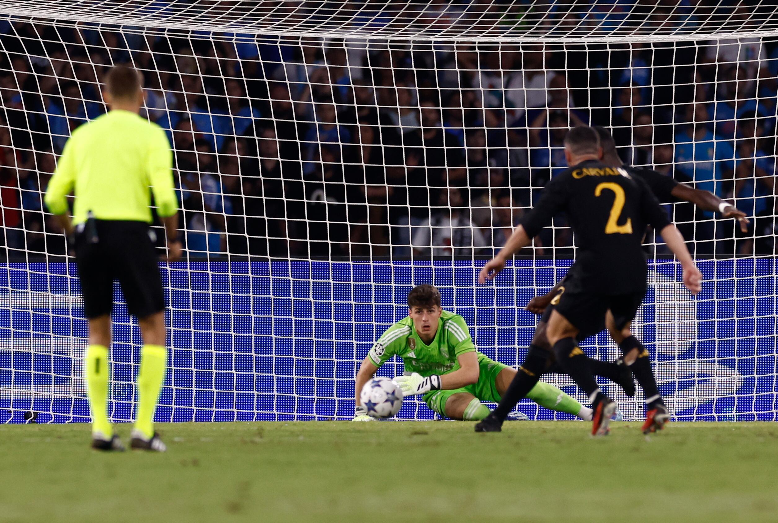 Kepa busca un balón en una acción del encuentro.