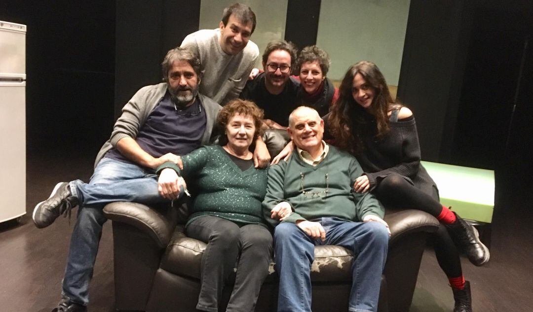 Reparto de la obra de teatro &#039;Volvió una noche&#039; junto al director César Oliva, durante los ensayos en Madrid