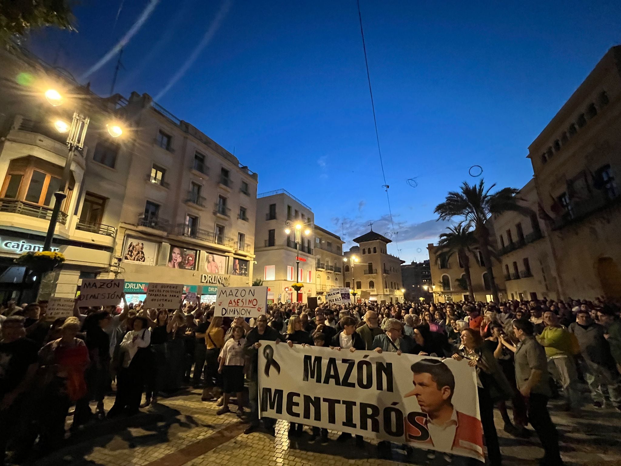 Manifestantes en la Plaza de Baix de Elche