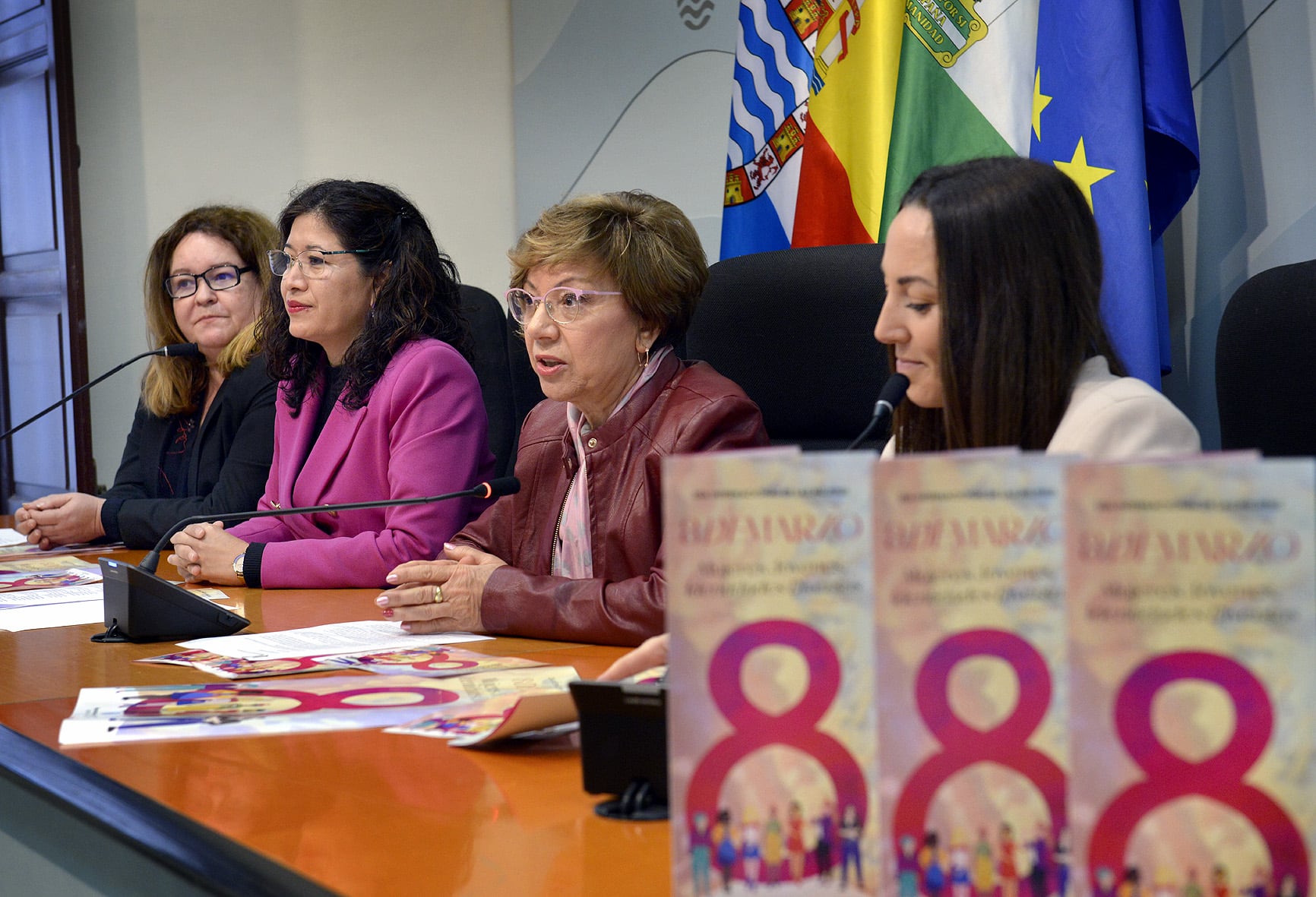 La delegada de Acción Social, Carmen Collado, la de Igualdad y Diversidad, Ana Hérica Ramos, junto a la vicepresidenta del Consejo Local de Mujeres, Coral García, y la artista jerezana, María Carrasco / R.J