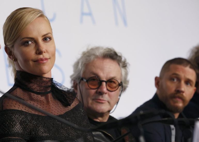 Charlize Theron y Tom Hardy (R), junto al director George Miller