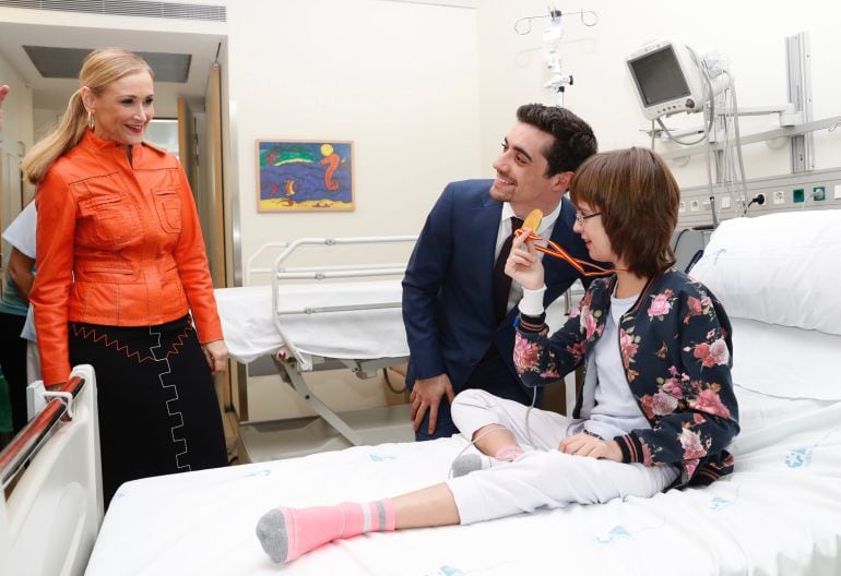 Cristina Cifuentes y Javier Fernández visitan a Laura, una de las niñas ingresadas en el Gregorio Marañón.