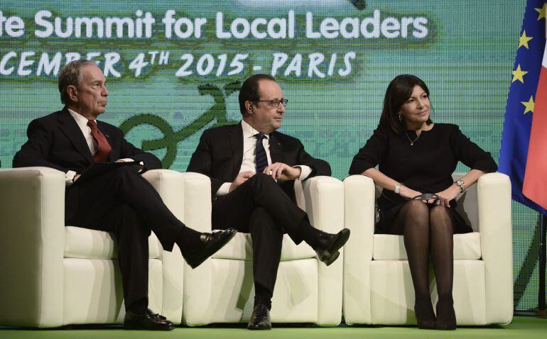 (De izq a der) El exalcalde de Nueva York Michael Bloomberg; el presidente francés, François Hollande, y la alcaldesa de París, Anne Hidalgo.