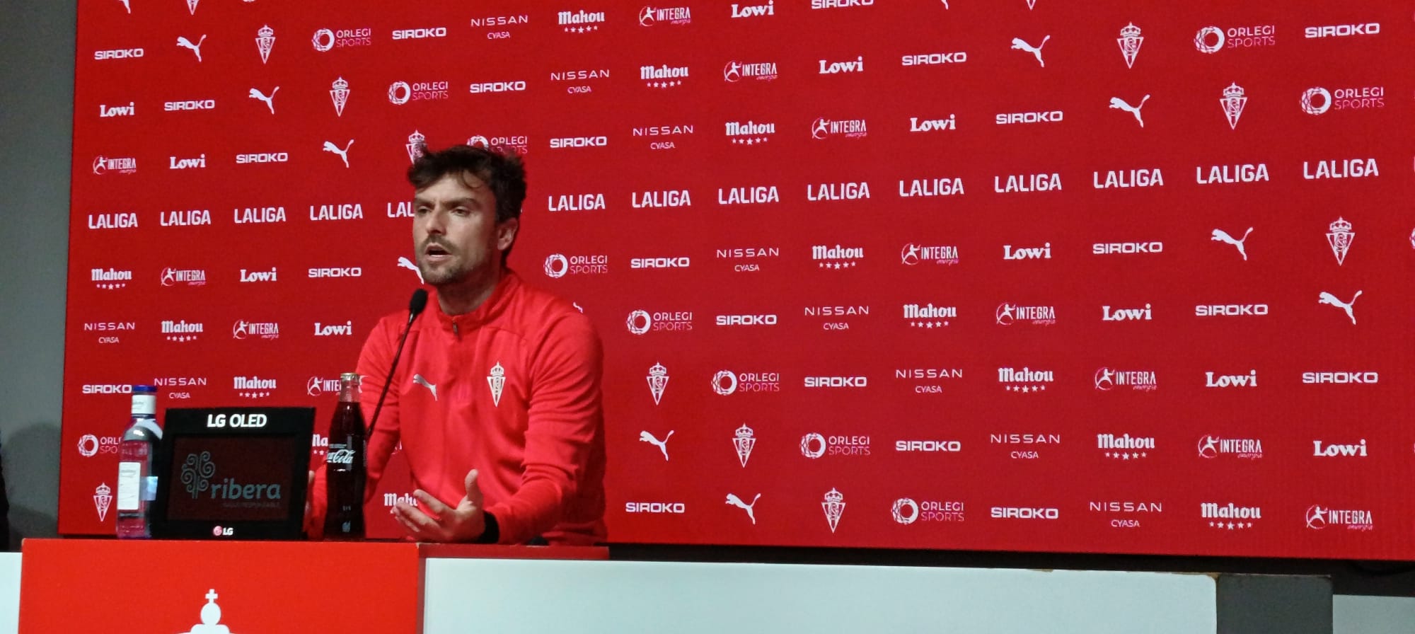 Rubén Albés, técnico del Sporting, durante su rueda de prensa en Mareo.