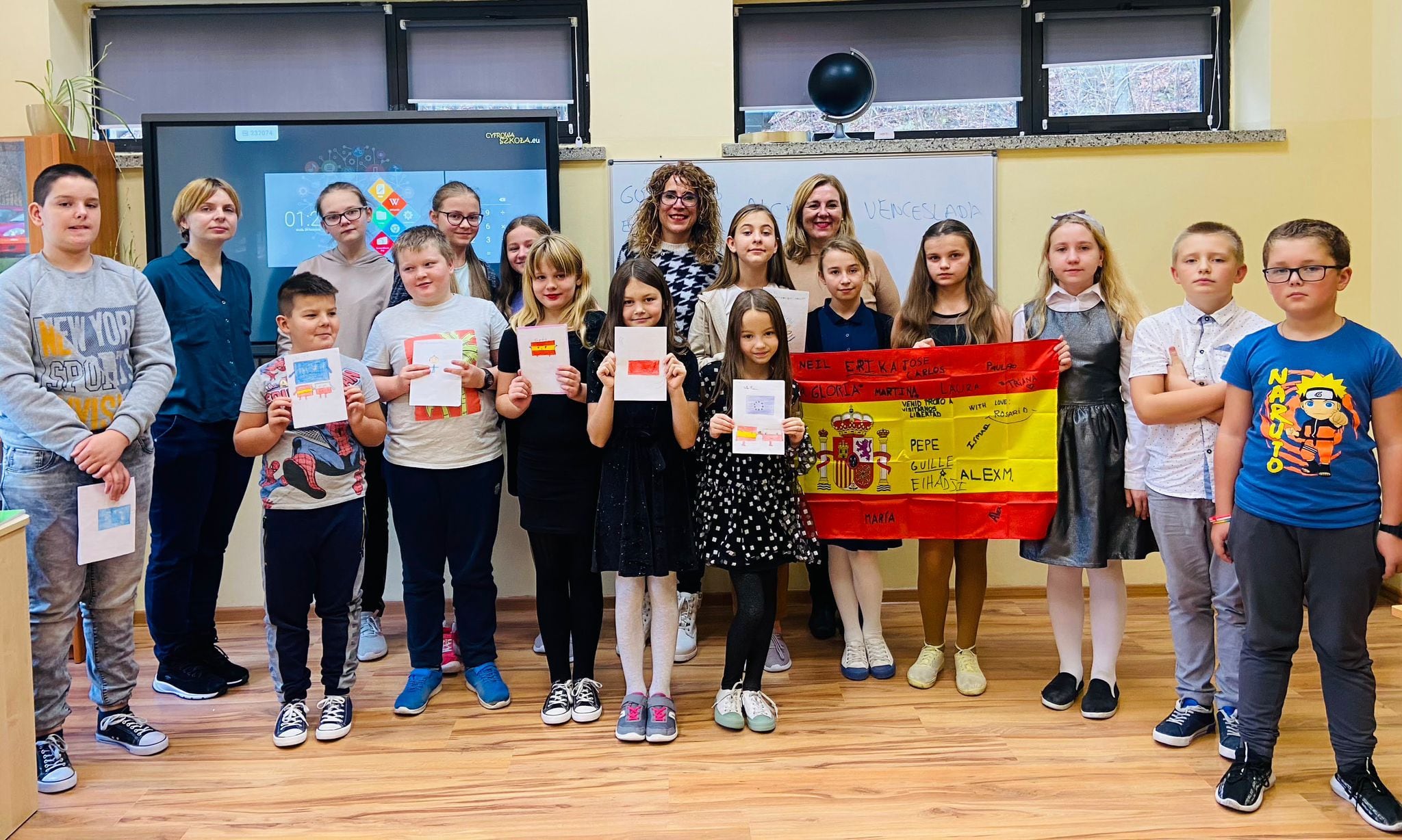 Dos profesoras del CEIP &#039;Alcalá Venceslada&#039; (centro) durante su visita al colegio polaco en 2022.