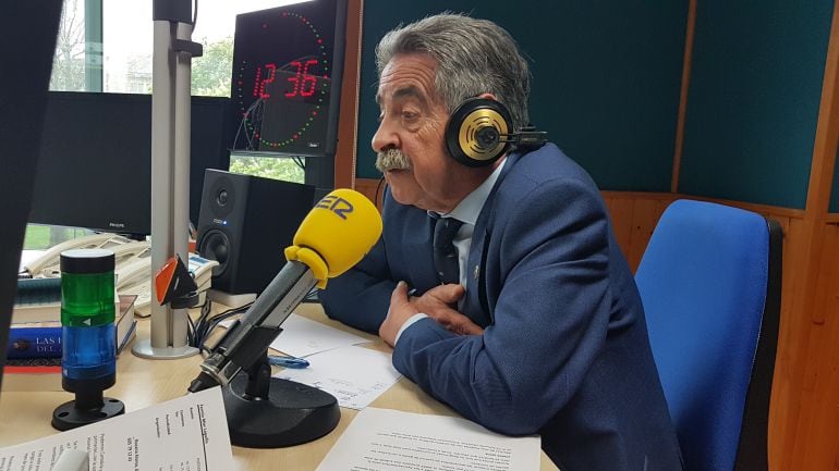 El presidente de Cantabria, durante la entrevista concecida al programa &quot;Hoy por Hoy&quot; para presentar su último libro.